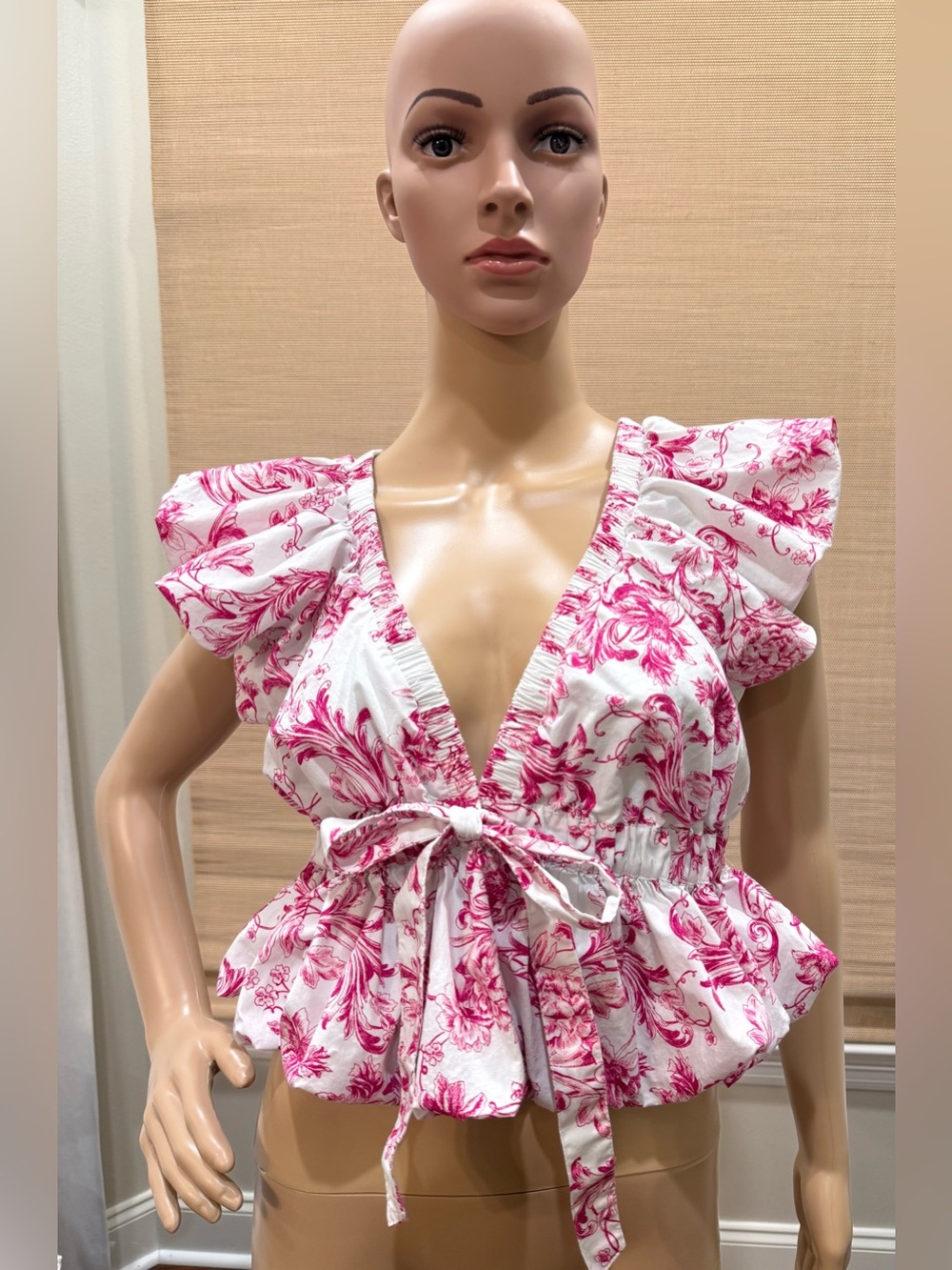 Women’s Meet Me In Santorini Boutique Top. Ruffled Puffed Sleeves and Hen.